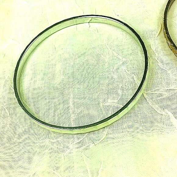 2 bangle bracelets 1 silver 1 gold tone - Picture 5 of 7